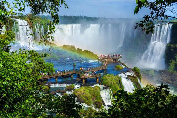 Lange Brücke über einem Wasserfall in Argentinien