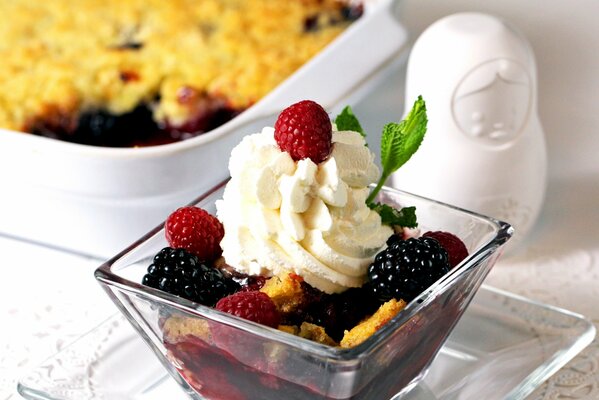 Gâteau appétissant décoré de baies dans un pot transparent