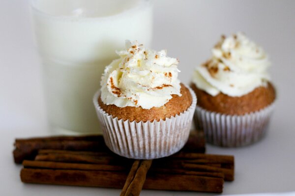 Delicious cupcakes with milk and cinnamon