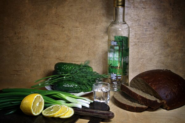 Nature morte: pain, vodka, citron, oignon, concombre