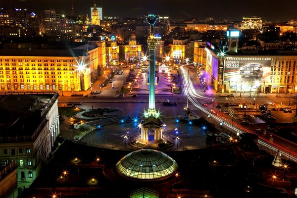 Piazza Indipendenza nella città notturna di Kiev