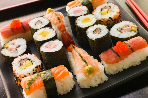 Conjunto de diferentes palillos de sushi