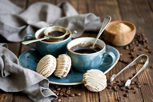 Naturaleza muerta con café y macarrones pinzas y toalla