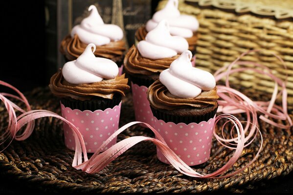 Deliziosi cupcakes al cioccolato con crema. Chu