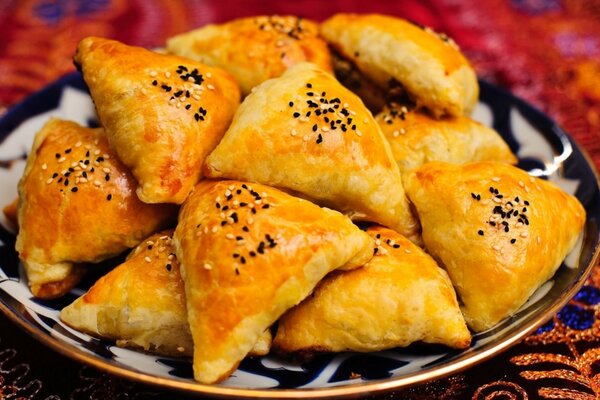 Uzbek cuisine: somsa with meat