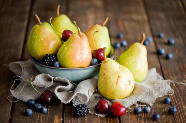 Poires aux baies nature morte