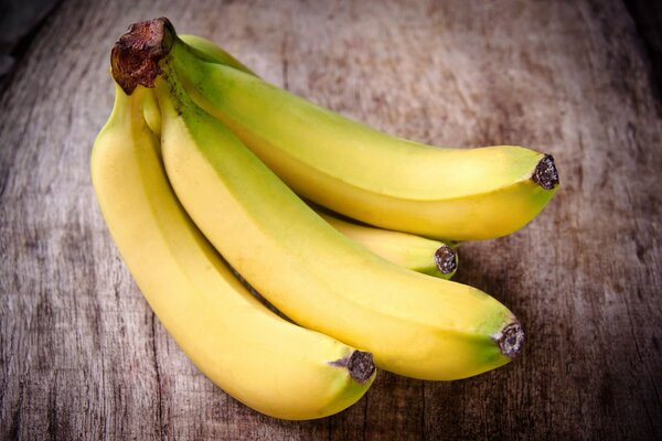 Bouquet de bananes juteuses jaunes