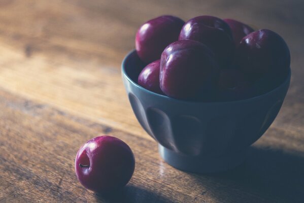 Naturaleza muerta manzanas Rojas en un plato