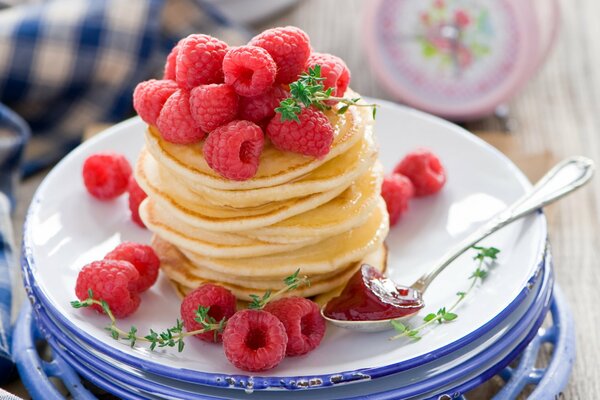 Pile de crêpes garnies de framboises