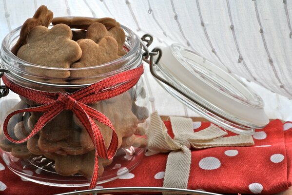 Galletas dulces en un frasco de vidrio