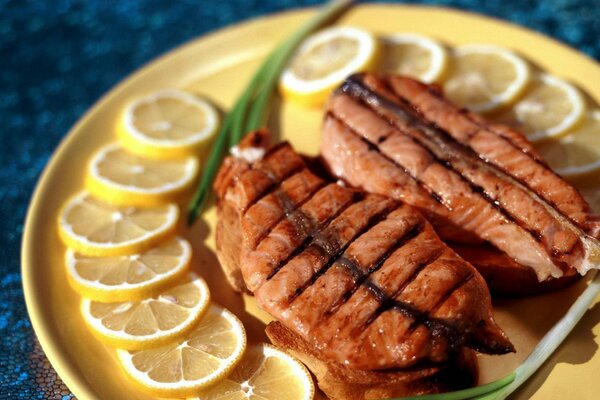 Bistecca di carne con limone su un piatto