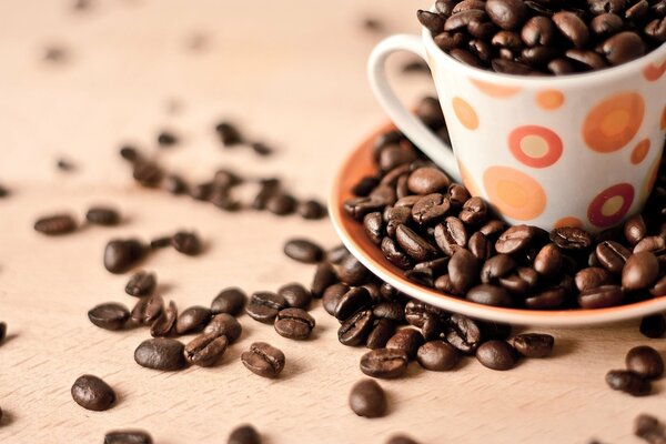 Tasse avec des grains de café. Papier peint