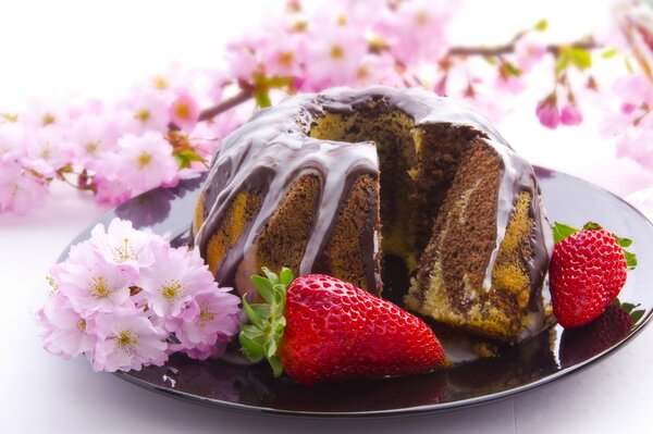 Cupcake al cioccolato su un piatto di fragole