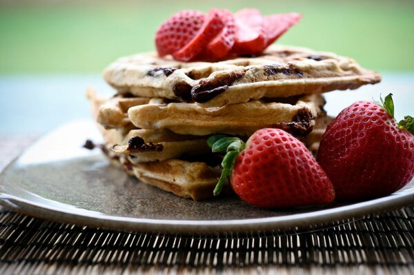 En el fondo Deliciosos waffles con fresas