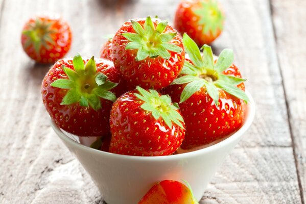 Piala aux fraises sur une table en bois