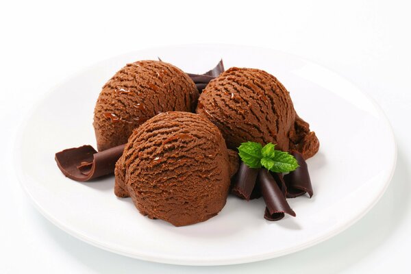 Ice cream balls with chocolate and mint