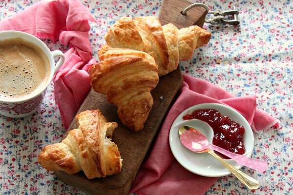 Croissants mit Füllung zum Frühstück