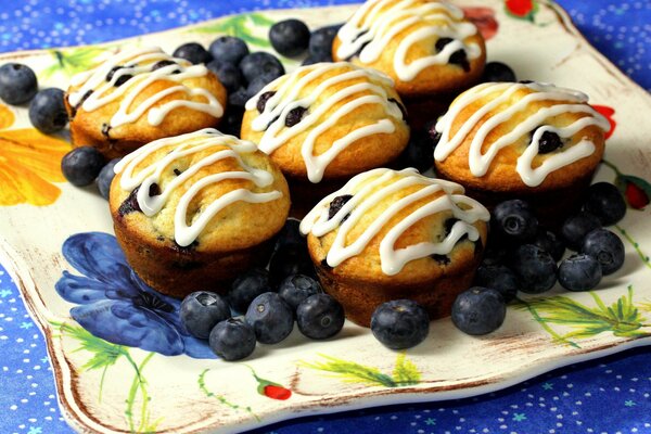 Blaubeermuffins mit weißer Creme