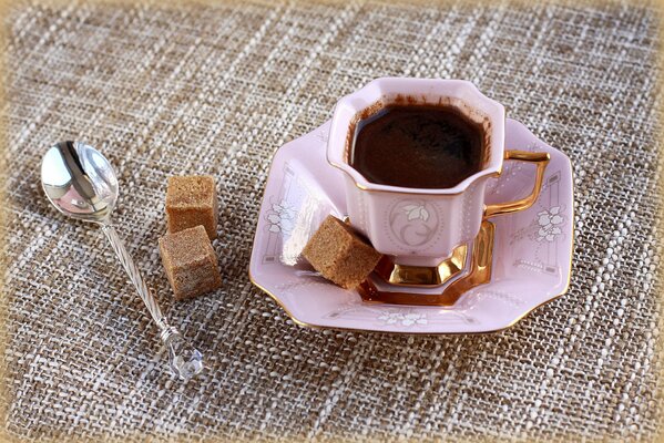 Café du matin dans une tasse en porcelaine rose