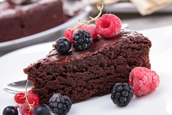 Schokoladenkuchen mit Himbeeren und Blaubeeren