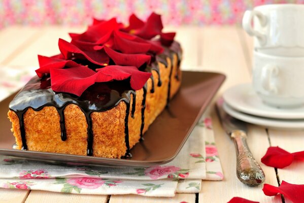 Pastel de chocolate con pétalos de rosa