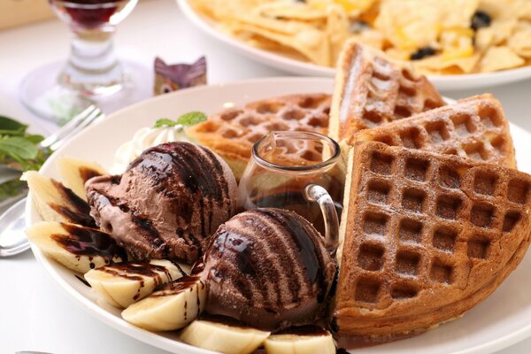 Leckere Waffeln mit Banane und Schokoladeneis