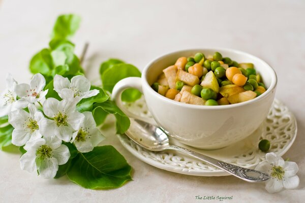 Ensalada en una taza de flores