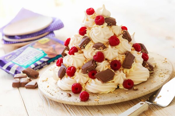 Cake of small cakes with raspberries