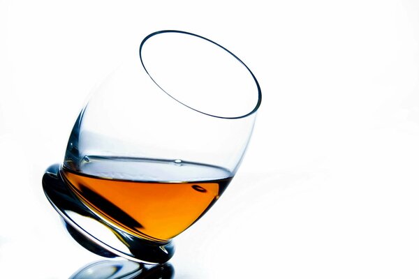 Beau verre de cognac sur fond clair