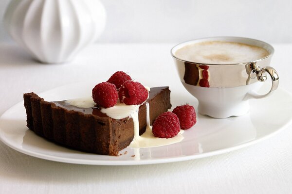 Tasse Kaffee und Dessert mit Himbeeren