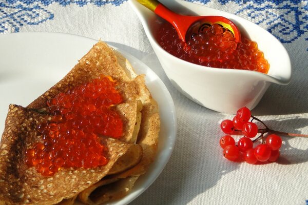 Teller mit Pfannkuchen mit rotem Kaviar