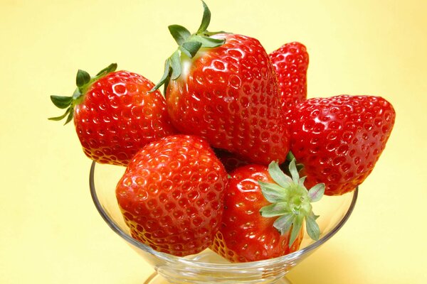 Fresas maduras en una taza transparente