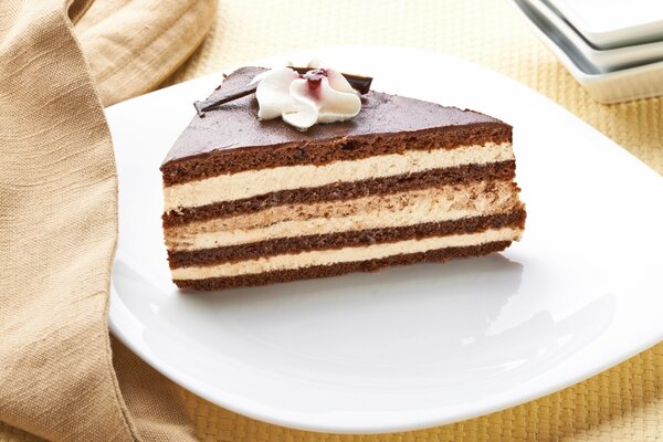 Pedazo de pastel de chocolate en un plato festivo