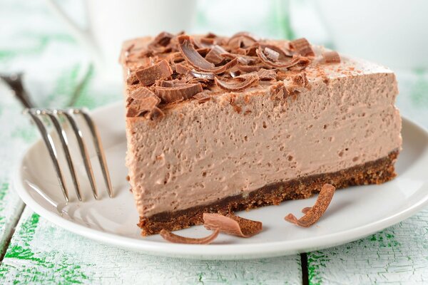 Torta al cioccolato su un piatto bianco