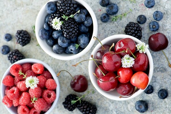 Ein Sommeressen. Reife Beeren