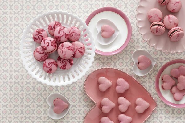 Galletas dulces de color rosa en forma de corazón