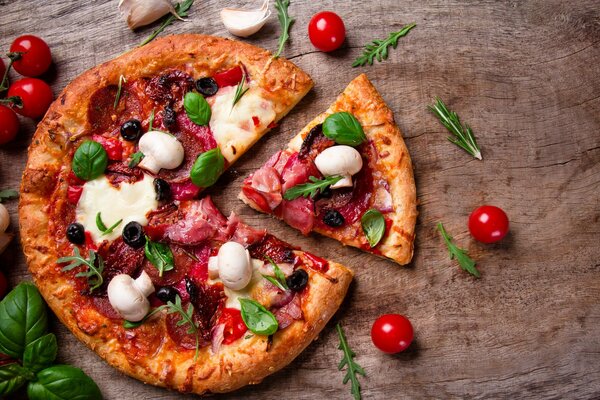 Pizza con funghi prataioli, basilico pomodorini