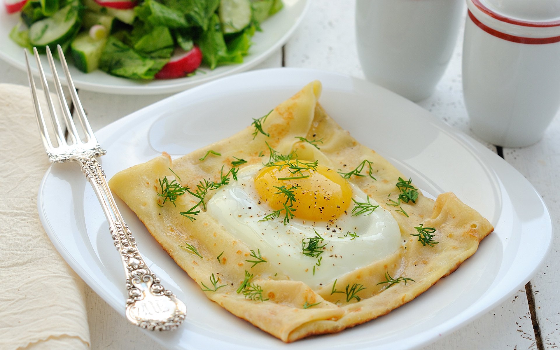 desayuno huevos revueltos glaseado huevo panqueque plato tenedor verduras eneldo ensalada