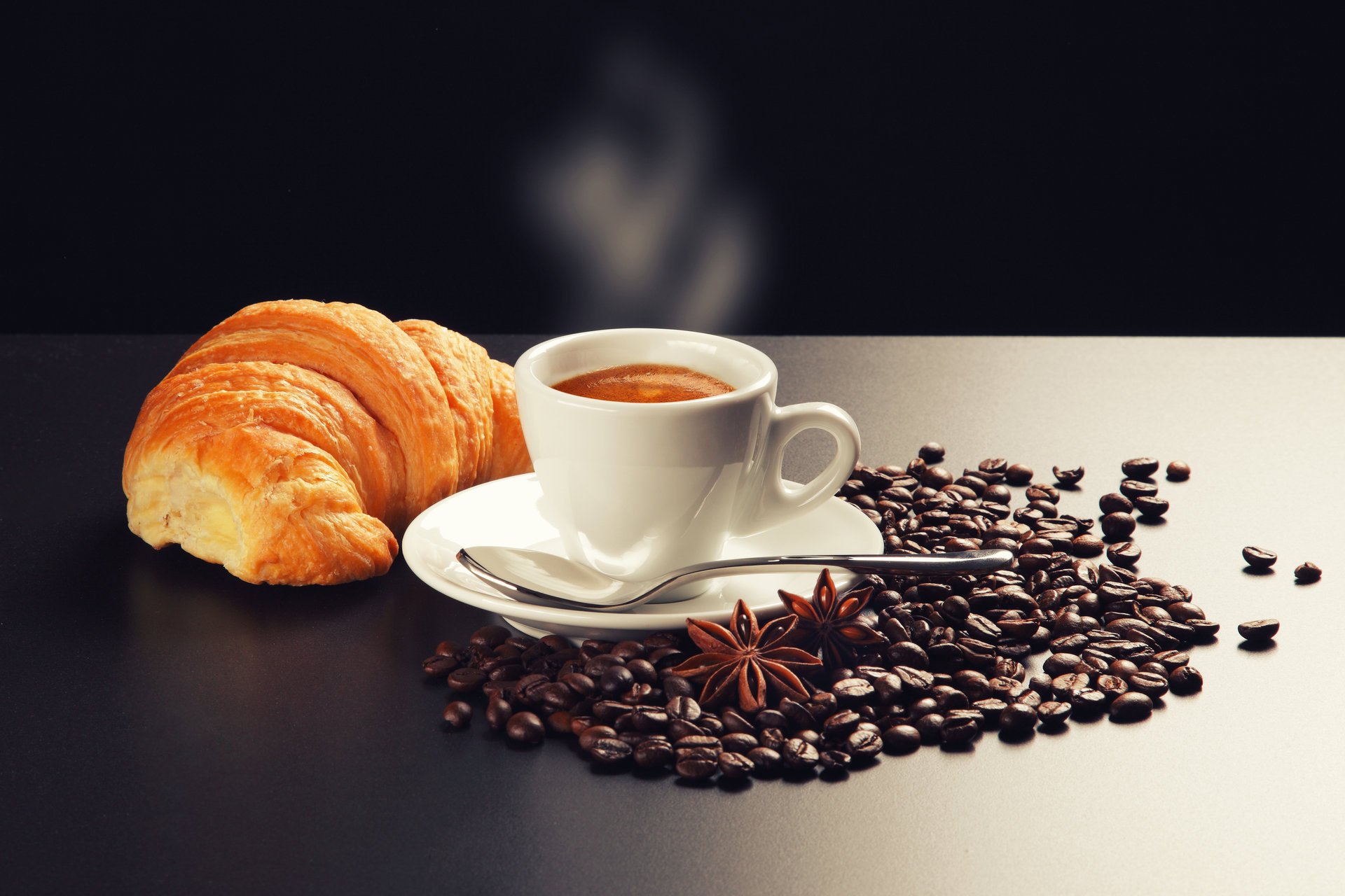 untertasse kaffee dunst löffel cappuccino schaum tisch croissant sternanis zimt