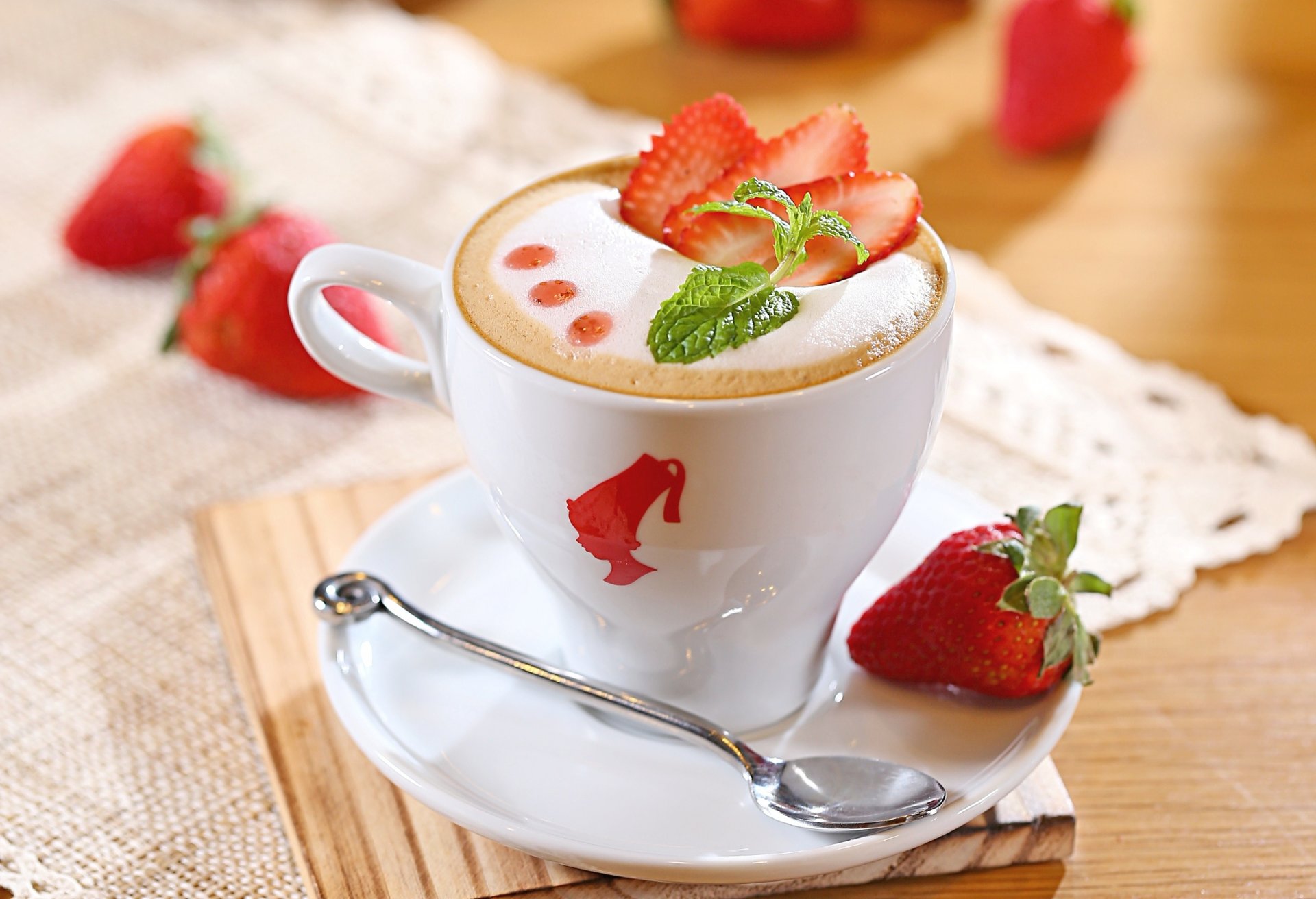 cappuccino kaffee trinken milch schaum erdbeere beeren tasse untertasse löffel