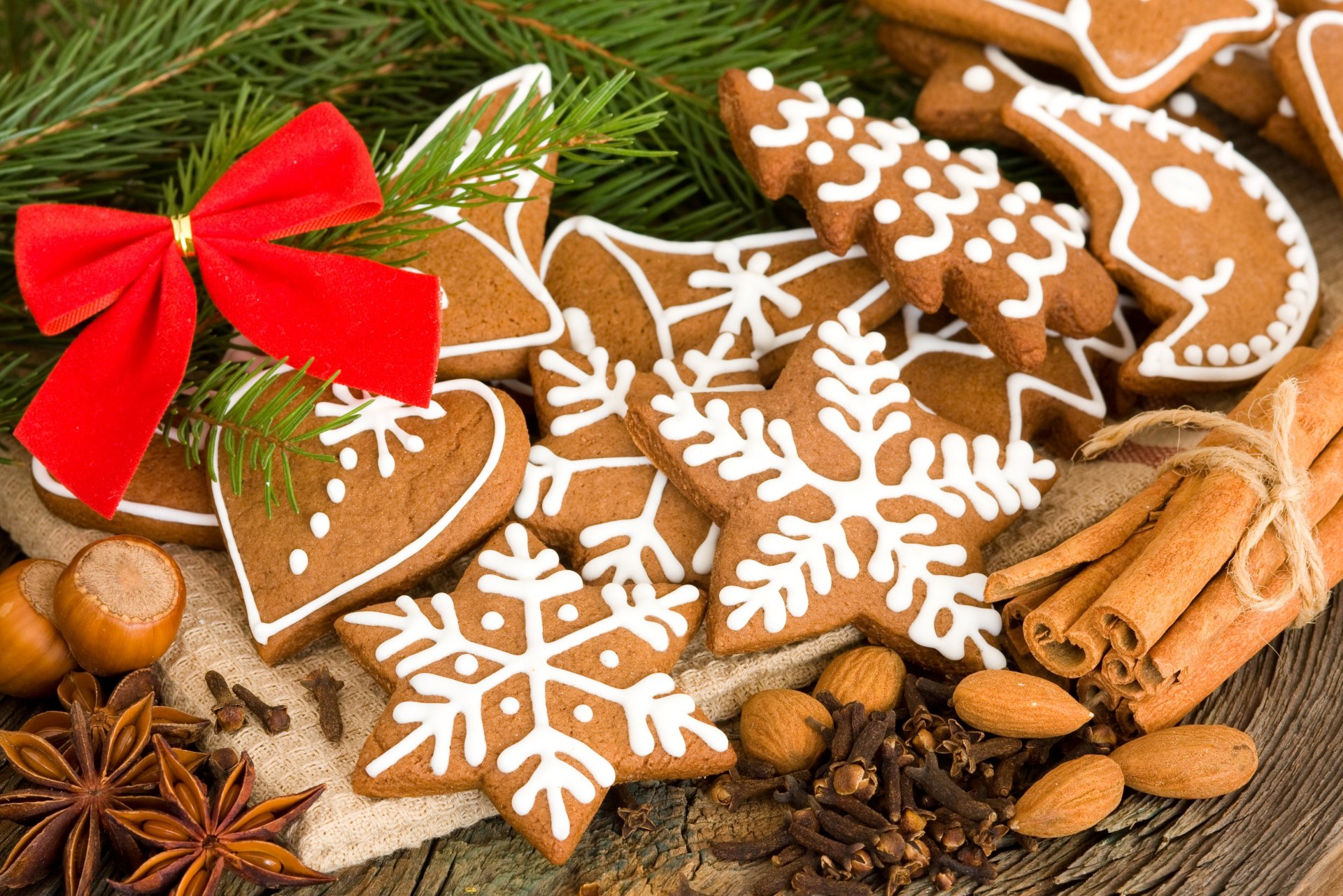 weihnachten kekse figuren schneeflocken sterne herz monat backen dessert fichte zweig bogen nüsse zimt anis nelken gewürze tisch