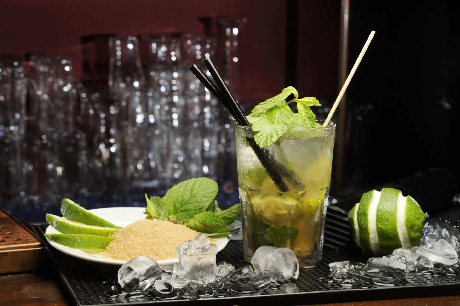 koktajl mojito napój limonka lód mięta cukier szklanka