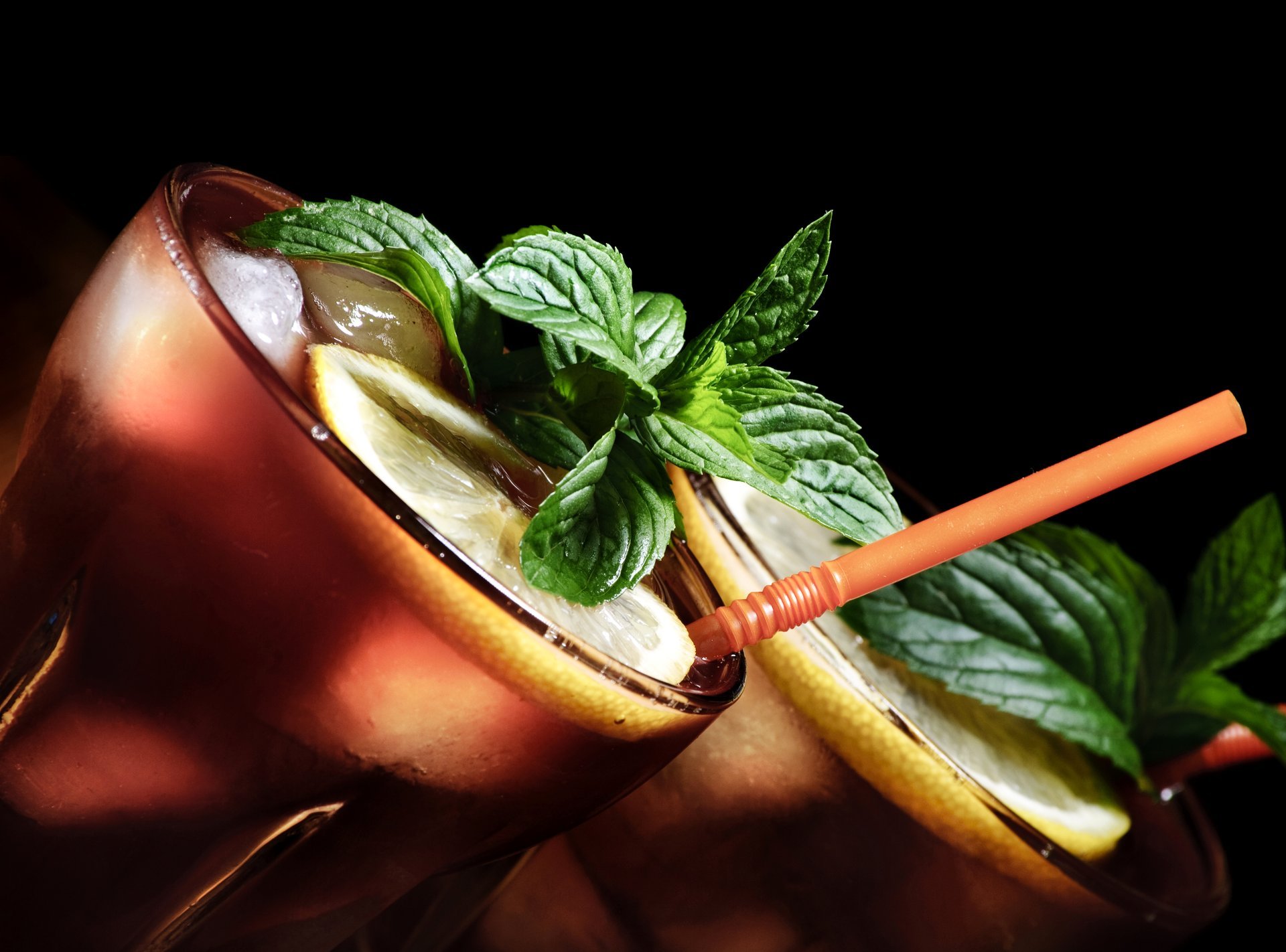 cocktail cuba libre bicchieri cannucce menta lime ghiaccio