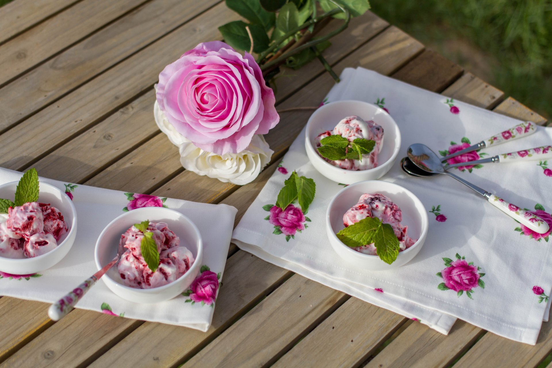 eis minze löffel tisch tischdecke blumen rosen rosa weiß