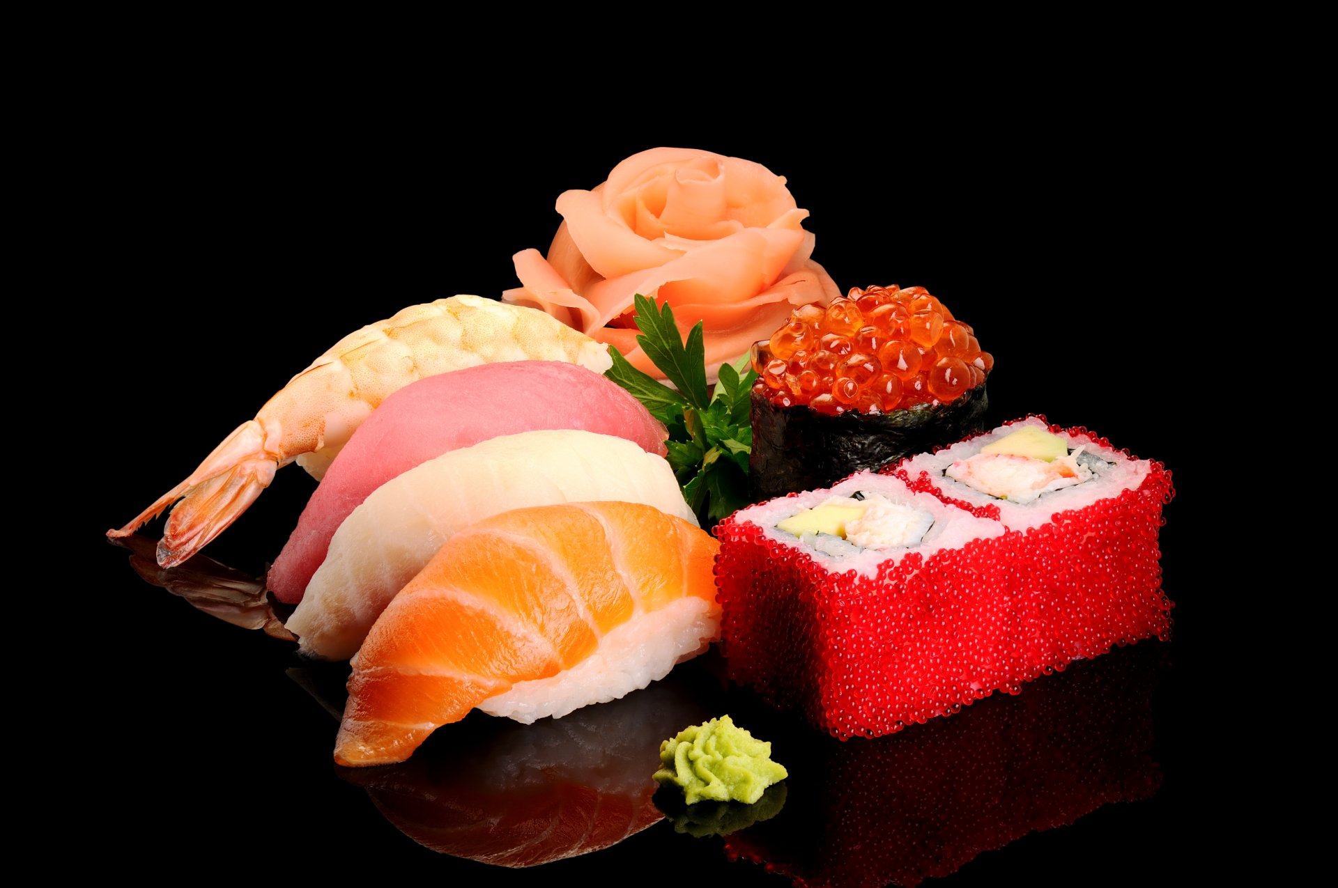 sushi lachs thunfisch garnelen fisch reis kaviar wasabi grüns meeresfrüchte schwarzer hintergrund