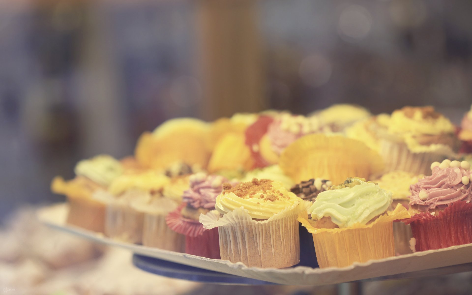 makro kuchen süß verschiedene teller creme bestreuen