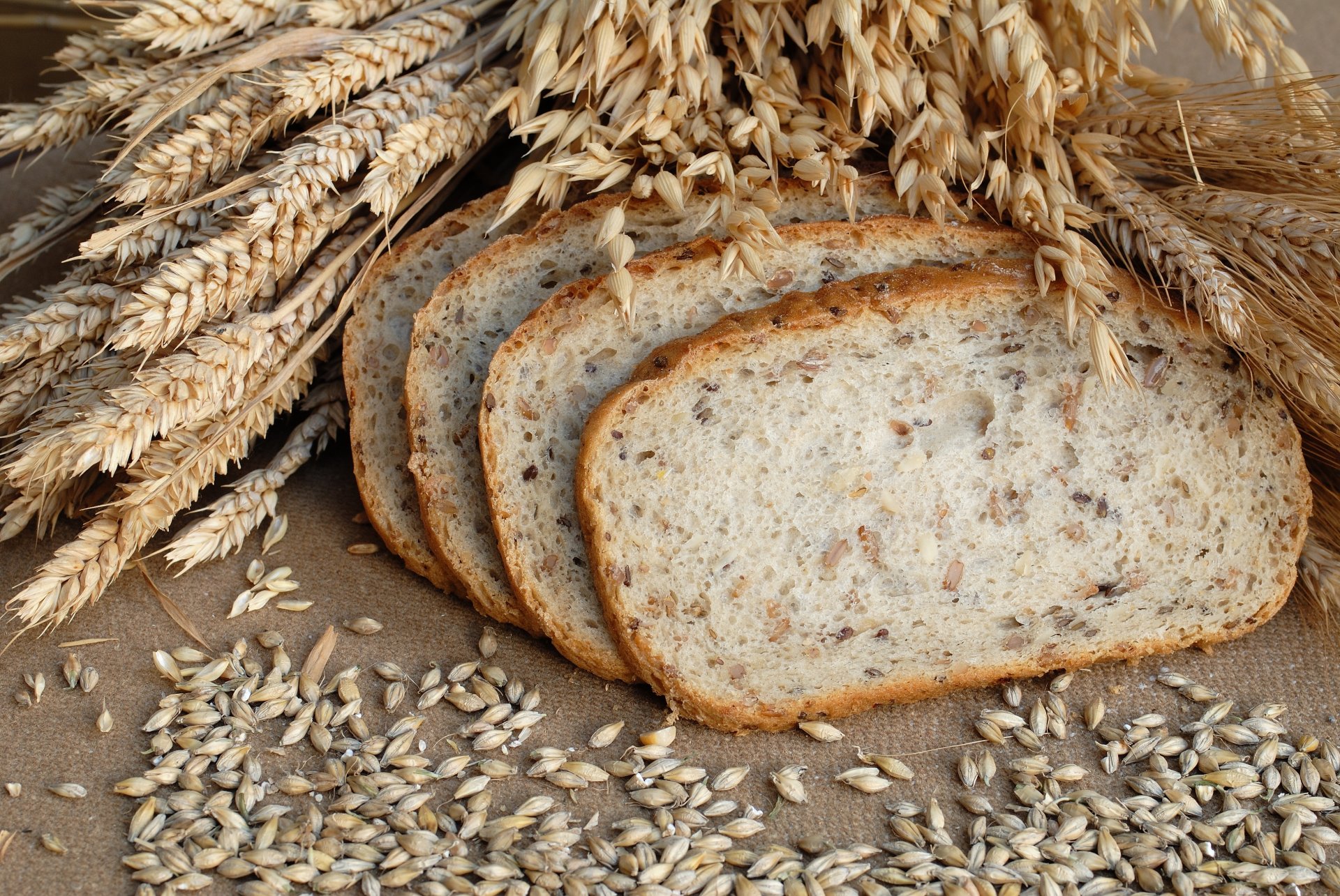 tisch brot scheiben getreide ähren