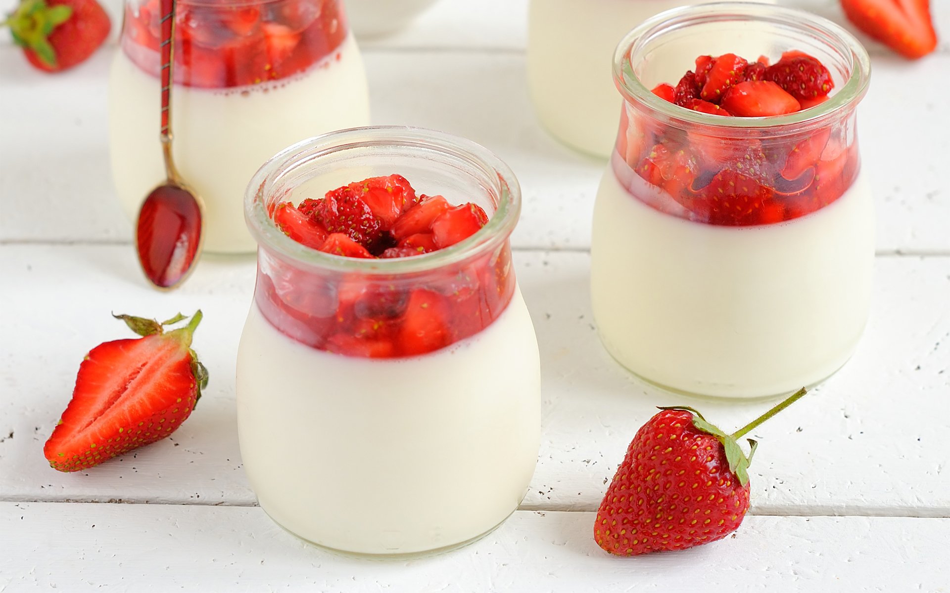 panna cotta dessert süß sahne erdbeere löffel gläser