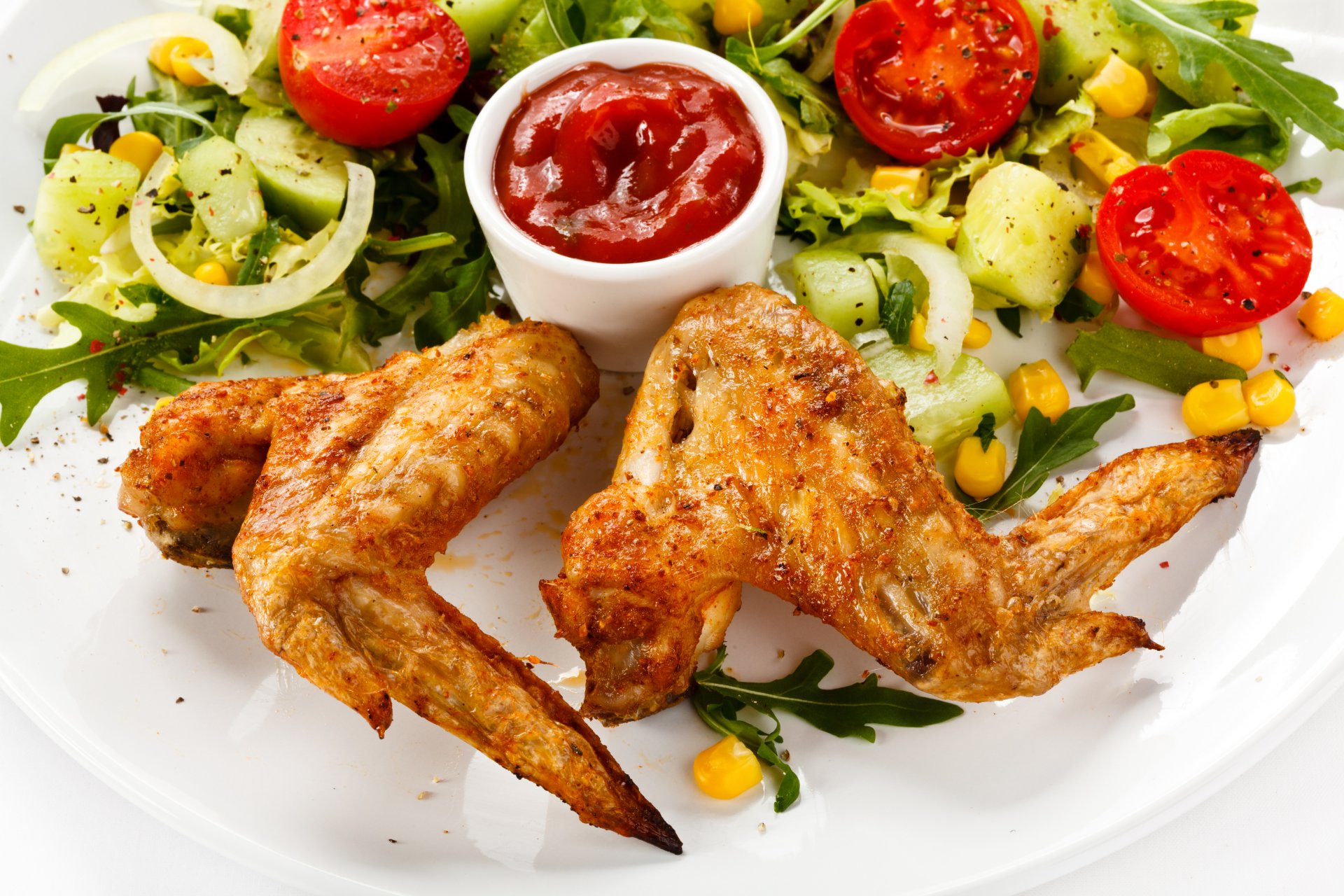 huhn flügel ketchup gemüse tomaten salat gurken