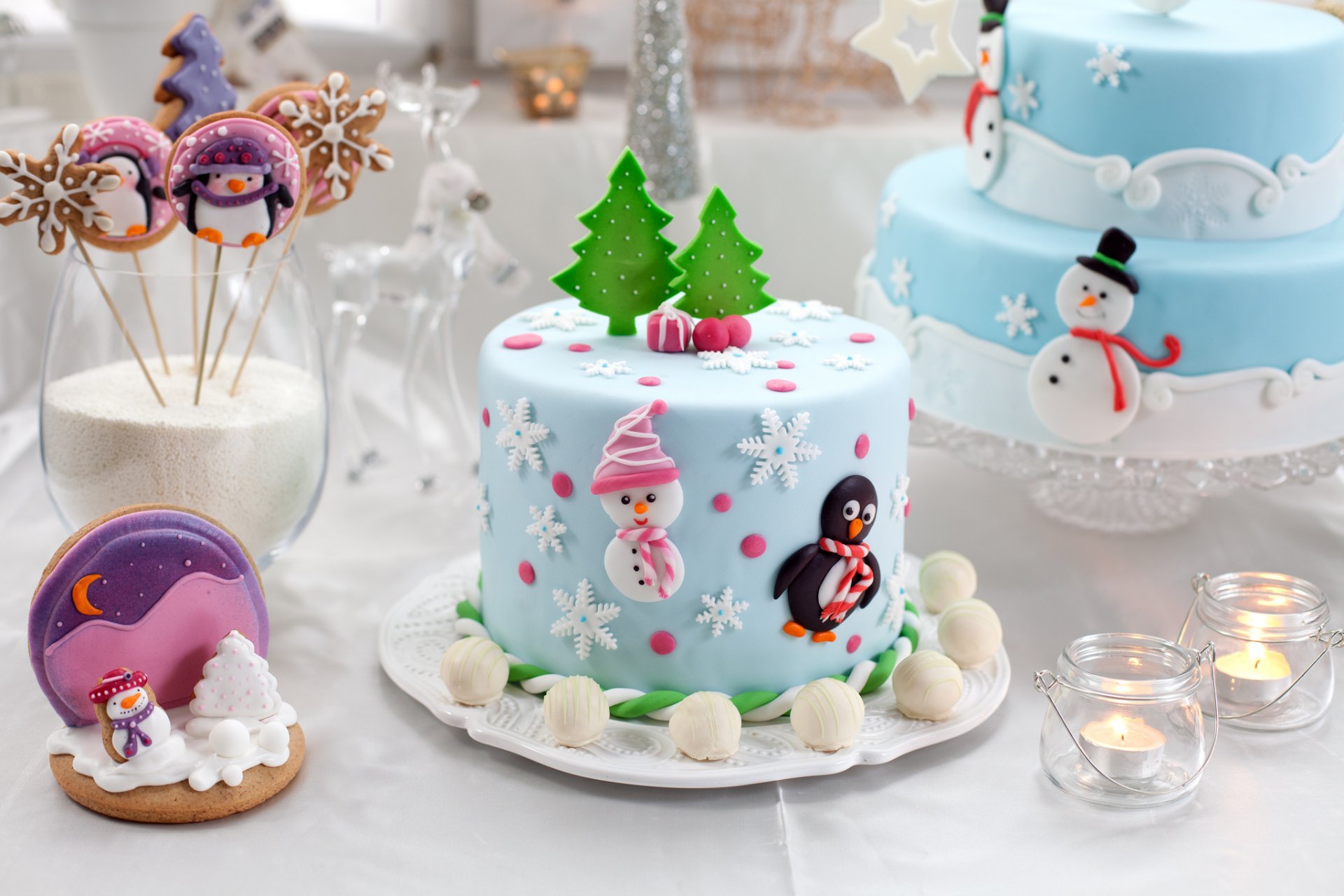 kuchen süßigkeiten figuren kekse weihnachten dessert backen süßigkeiten feiertage kerzen tisch neujahr weihnachten